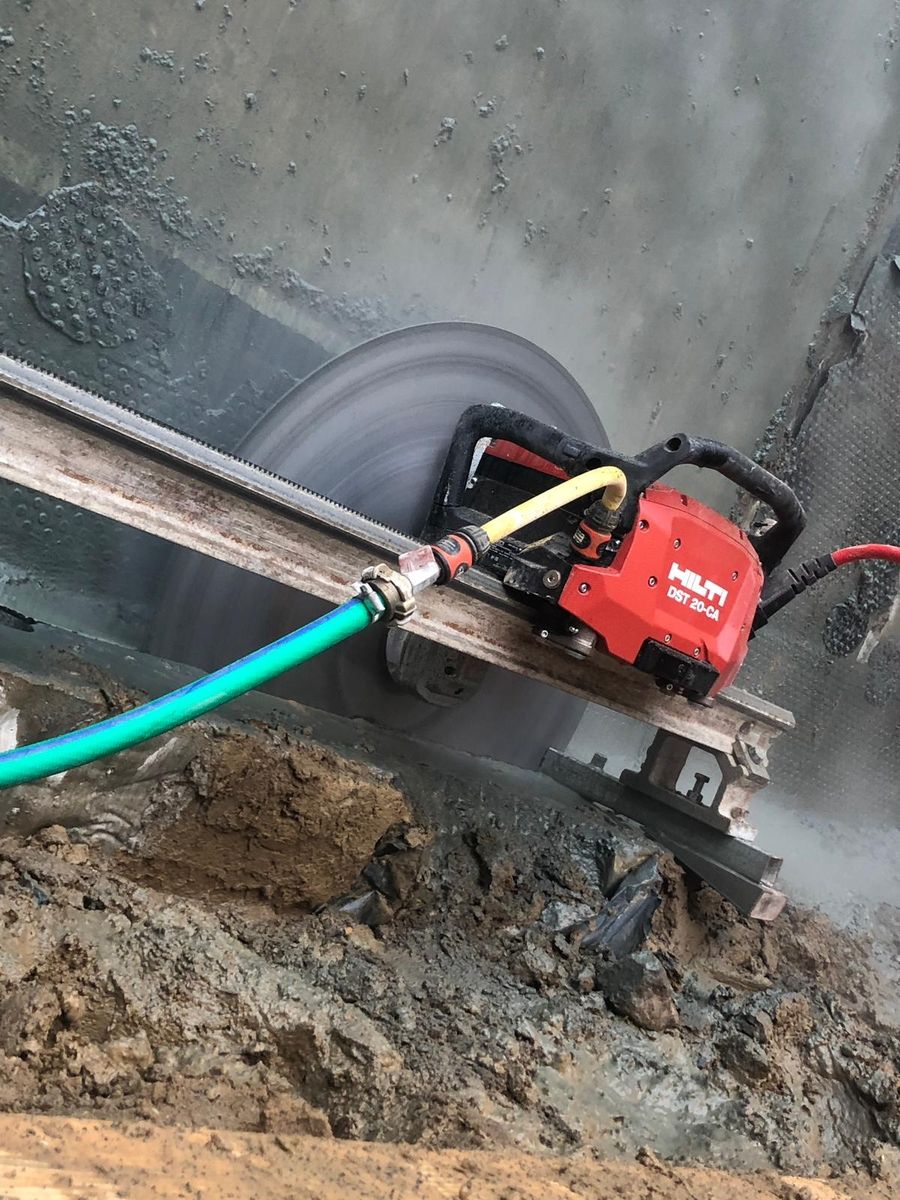 Wandsäge mit Wasserkühlung schneidet präzise durch Betonwand